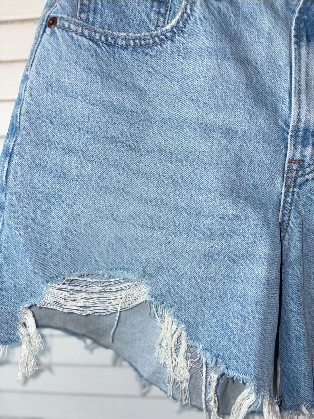 Abercrombie & Fitch The Loose Short High Rise Distressed Denim Shorts Size 27 - Picture 3 of 6